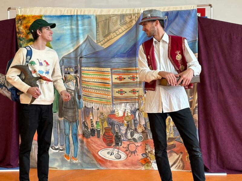 Spektakl teatralny „Niespodzianka od serca” w Szkole Podstawowej im. Józefa